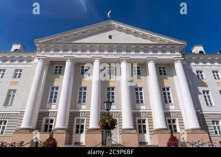 Edificio académico principal de la Universidad de Tartu, la universidad más antigua y renombrada de Estonia Foto de stock