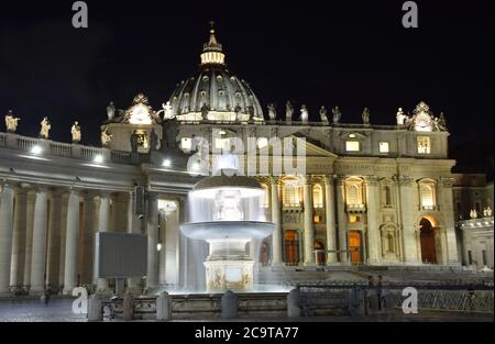Basílica de San Pedro en la Plaza de San Pedro por la noche en la ciudad de Roma, Italia Foto de stock