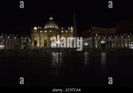 Basílica de San Pedro en la Plaza de San Pedro por la noche en la ciudad de Roma, Italia Foto de stock