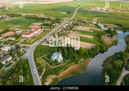 Krupets, Distrito de Dobrush, Región de Gomel, Bielorrusia. Vista aérea de la antigua Iglesia Ortodoxa de madera de la Santísima Trinidad en el día del Otoño soleado Foto de stock