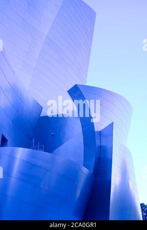 Los Angeles, California, Estados Unidos - El detalle de la arquitectura vanguardista de Walt Disney Concert Hall diseñado por el arquitecto Don Foto de stock