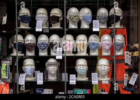 Selección de máscaras en la ventana de Hewats en Edimburgo durante la pandemia del coronavirus covid-19. Escocia, Reino Unido.