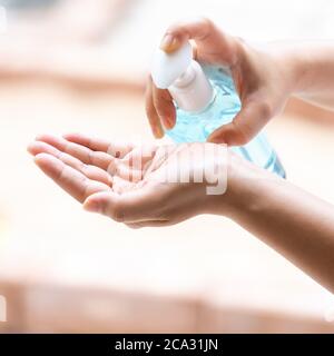 limpieza de manos de primer plano con gel de alocohol desinfectante de manos sin agua en la botella de la bomba, desinfección para la seguridad prevenir y proteger de la infección de