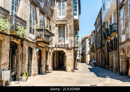 Santiago de Compostela, España - 18 de julio de 2020: Antigua calle con arcadas en la ciudad medieval