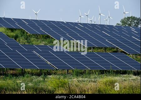 ALEMANIA, Luebz, solar y parque eólico / DEUTSCHLAND, Lübz, Solarfeld und Windkraftanlagen Foto de stock