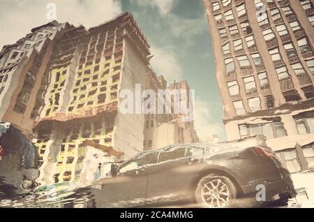 Vista borrosa y distorsionada de un coche en la ciudad de Nueva York reflejada en charco, tono de color aplicado, EE.UU.