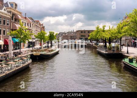 Nieuwe Rijn (Nuevo Rin) canal con el puente de Karnemelksbrug, cafés y tiendas en el corazón de Leiden, Holanda del Sur, Holanda, Europa Foto de stock