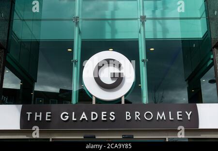 Londres, Reino Unido. 04 de agosto de 2020. El logo de Glades Bromley visto en una de sus ramas. Crédito: SOPA Images Limited/Alamy Live News Foto de stock