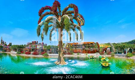 DUBAI, EAU - 5 DE MARZO de 2020: Vista panorámica del estanque del jardín del milagro con una fuente en forma de palmera y esculturas de tortugas, sirviendo como la fl