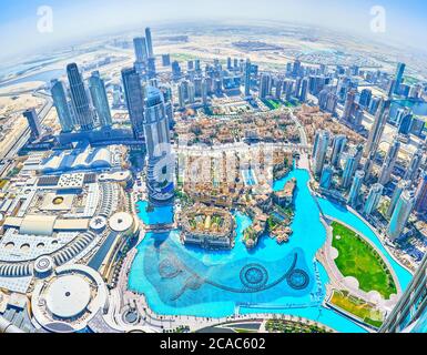 DUBAI, EAU - 3 DE MARZO de 2020: Vista panorámica del moderno distrito del centro de la ciudad con rascacielos modernos, grandes centros comerciales, hoteles de lujo y residencia