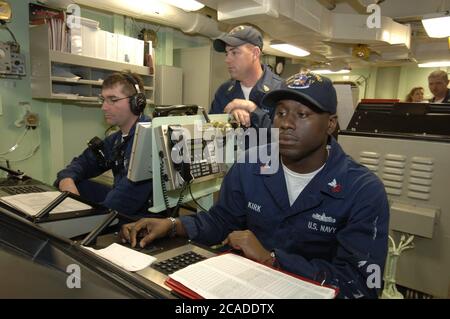 Port Aransas, TX 15 de enero de 2006: Viaje inaugural del muelle de transporte anfibio USS San Antonio (LPD-17) después de su ceremonia de puesta en marcha el 14 de enero. Los marineros de la Estación Central de Control del buque controlan sus sistemas eléctricos y de energía. Port Aransas, TX 15 de enero de 2006: Viaje inaugural del muelle de transporte anfibio USS San Antonio (LPD-17) después de su ceremonia de puesta en marcha el 14 de enero. Un barco de la policía supervisa la actividad en el muelle de la Marina Ingleside, donde los mineros están atracados. ©Bob Daemmrich / Foto de stock