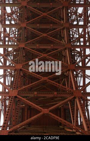 Disparo vertical de la estructura metálica de la puerta de oro puente en California EE.UU Foto de stock