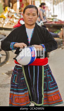 LAO CAI, VIETNAM - 21 DE NOVIEMBRE de 2014: Mujer del grupo minoritario Hmong que llevaba un hedrete tradicional cerca de Sapa, Lao Cai, Vietnam.