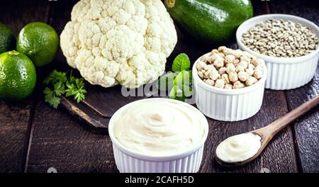 mayonesa vegana, foto conceptual, mayonesa hecha de verduras sin huevos ni  leche. Crema de aguacate, garbanzos, limón, col y semillas de girasol  Fotografía de stock - Alamy