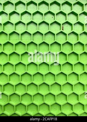 textura hecha de plástico verde en forma de panales de miel primer plano, fondo abstracto
