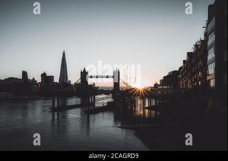 Puesta de sol en Londres incluyendo Tower Bridge, y el Shard Foto de stock