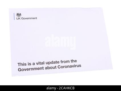 Carta sobre del Gobierno del Reino Unido a todos los hogares del Reino Unido con actualizaciones vitales sobre el Coronavirus y las reglas de bloqueo, aisladas sobre blanco