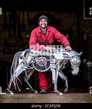 Artista Ptolemy Elrington en su estudio Portslade en East Sussex Reino Unido donde crea esculturas hechas de tapas de cubo de coche y otras piezas de coche reclamadas. Foto de stock