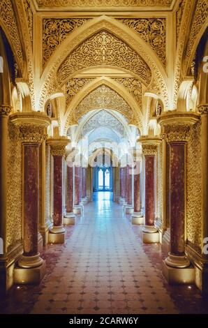 Sintra, Portugal - 5 de febrero de 2019: Palacio Monserrate en Sintra, Portugal, el 5 de febrero de 2019. Detalle de los pasillos con decoración temática árabe Foto de stock