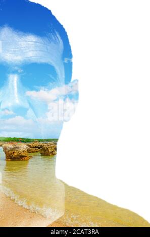 doble exposición de una cara de hombre y una playa tropical
