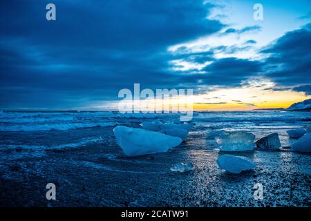 Diamond beach, una playa negra con rocas de hielo en la costa sur de Islandia, en invierno, al atardecer.