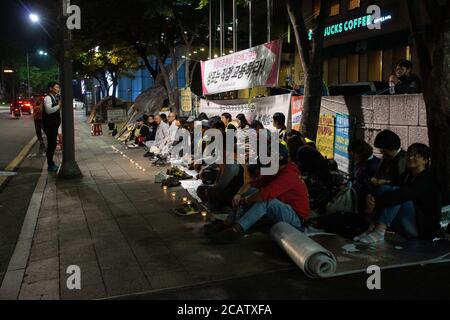 Seúl/Corea del Sur-18.10.2016:la gente sentada en la calle y tomando un parte en la demostración Foto de stock
