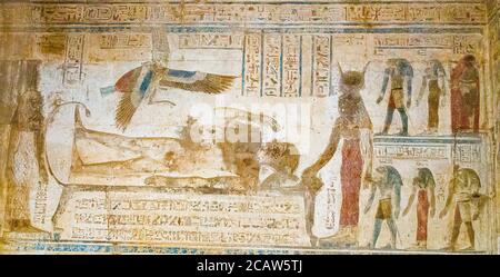Patrimonio de la Humanidad de la UNESCO, Tebas en Egipto, Karnak sitio, templo de Opet. Osiris en bier lloraba por Isis el grande, la madre del dios y Nephthys. Foto de stock