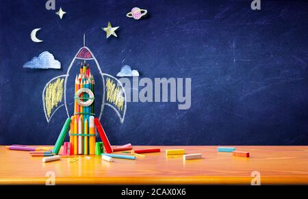 Concepto de inicio - Rocket Sketch en Blackboard con lápices de colores - regreso a la Escuela Foto de stock