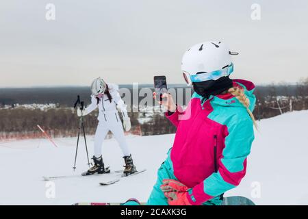 dos chicas de moda que hacen fotos en la estación de esquí, foto de cerca. estilo de vida, hobby Foto de stock