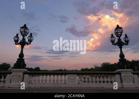 París, Francia. Agosto de 08. 2020. Puesta de sol en el famoso puente Alexander 3. Farolas históricas de estilo retro. Un lugar muy turístico.