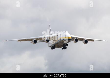 Una visión general de Antonov Airlines an-124-100 UR-82029 sobre su aproximación final al Aeropuerto de East Midlands. Domingo 26 de julio de 2020. (Crédito: Jon Hobley | NOTICIAS DE MI) Foto de stock