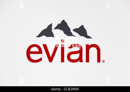 Frankfurt, Alemania - 30 de julio de 2017: Logotipo de agua Evian en una pared. Evian es una Marca de agua mineral propiedad de Danone