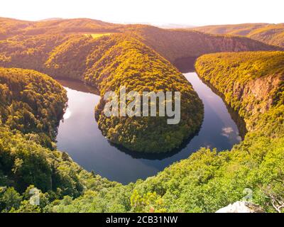 Hermoso paisaje forestal con río meandro en valle profundo, río Vltava, República Checa