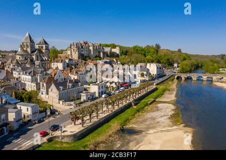 Francia, Loir et Cher, Valle del Loira, Saint Aignan sur Cher, vista general del pueblo a orillas del río Cher (vista aérea) // Francia, Loir-et