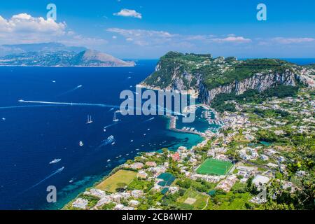 Isla de Capri y Marina Grande vista desde Villa San Michele en Anacapri Foto de stock