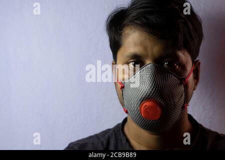 Un hombre indio con máscara nasal de seguridad mirando la cámara protección contra virus de corona de fondo blanco o covid-19