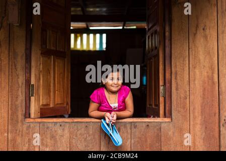 El Castillo / Nicaragua - 30 de julio de 2019: retrato de una hermosa niña nicaragüense en una casa de madera en el pueblo de el Castillo