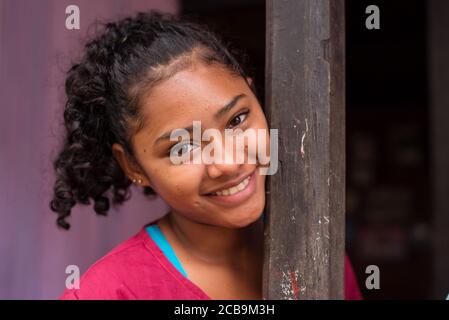 El Castillo / Nicaragua - 30 de julio de 2019: retrato de una hermosa niña nicaragüense en una casa de madera en el pueblo de el Castillo