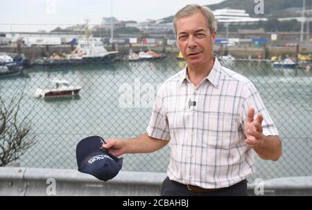 Nigel Farage llega a Dover, Kent, donde los funcionarios de la Fuerza Fronteriza han llevado a tierra a personas que se cree que son migrantes tras varios incidentes de pequeños barcos en el Canal de la Mancha. Foto de stock
