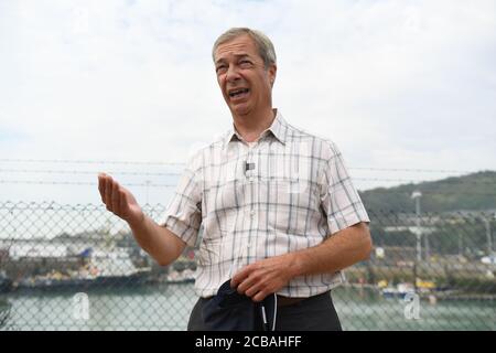 Nigel Farage llega a Dover, Kent, donde los funcionarios de la Fuerza Fronteriza han llevado a tierra a personas que se cree que son migrantes tras varios incidentes de pequeños barcos en el Canal de la Mancha. Foto de stock
