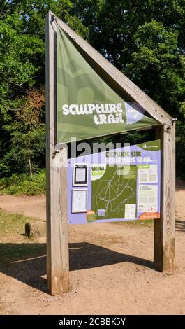 El camino de las esculturas en Beechenhurst Woods, cerca de Coleford, Bosque de Dean, Gloucestershire Foto de stock