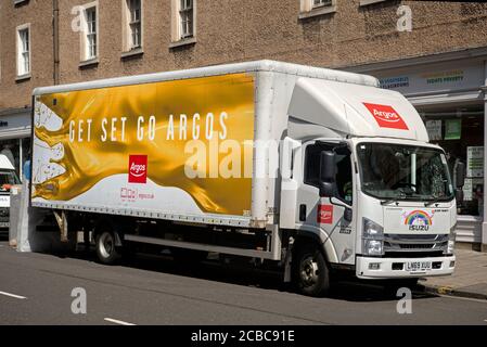 Camión de transporte Argos HGV estacionado en una calle en Edimburgo, Escocia, Reino Unido. Foto de stock