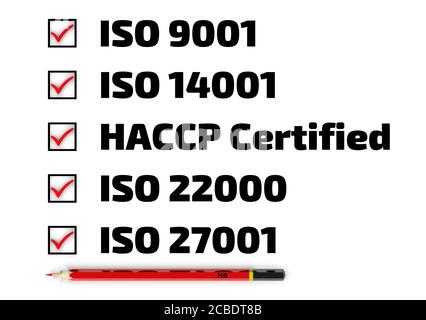 Lista de normas ISO: iso 9001; iso 14001; haccp; iso 22000; iso 27001. Lápiz rojo y una lista de verificación con marcas rojas