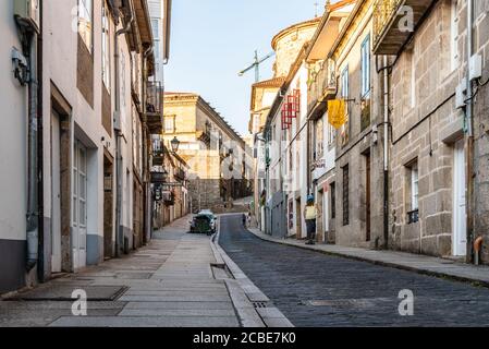 Santiago de Compostela, España - 18 de julio de 2020: Calle en el centro histórico de Santiago de Compostela