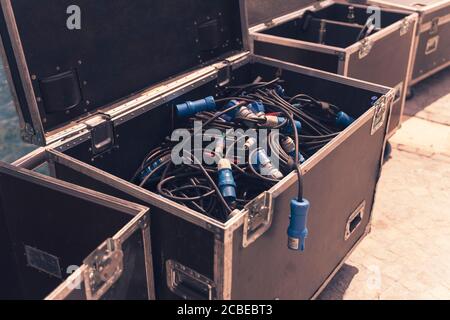 Caja grande para diferentes cables de sonido, equipo para conciertos Foto de stock