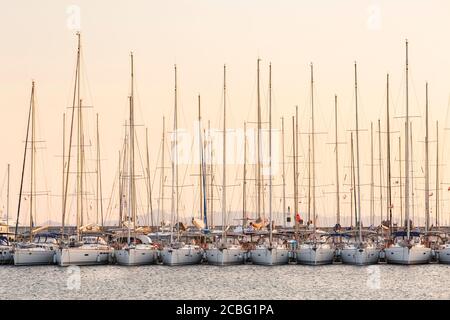 Barcos de vela en Alimos Marina en Atenas, Grecia.
