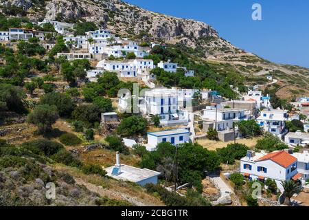 Thymaina, Grecia - Abril 28, 2018: Vista del pueblo en Fourni Korseon Thymaina, Grecia. Foto de stock