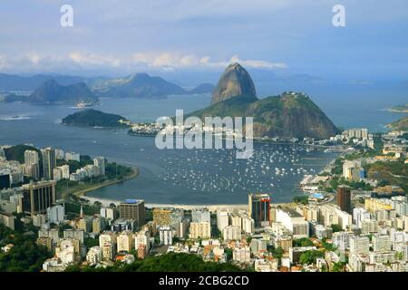 Impresionante vista aérea de Río de Janeiro con la famosa montaña Sugarloaf vista desde el cerro Corcovado en Río de Janeiro, Brasil