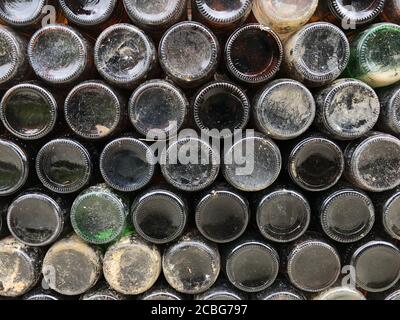 Botellas de vidrio apiladas y vistas desde el fondo