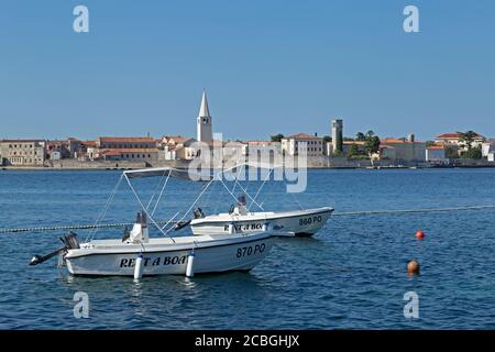 Barcos en la bahía frente a la Basílica de Eufrasia, Porec, Istria, Croacia Foto de stock